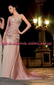 Robe de mariée glamour bordeaux avec col américain