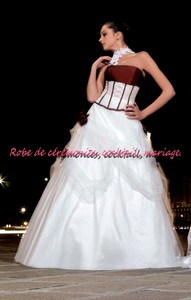 Robe de mariée glamour bordeaux & blanc VENDU avec jupon adapté & tour de cou.