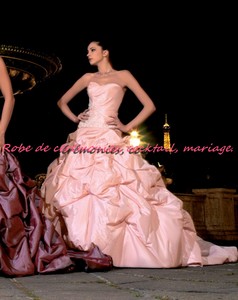 Robe de mariée glamour crème plissé  bustier en coeur VENDU avec jupon adapté.