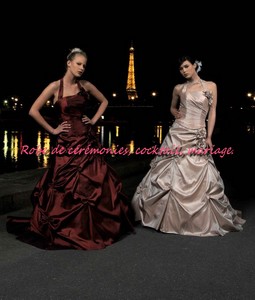Robe de mariée glamour bordeaux plissé col américain VENDU avec jupon adapté.