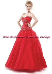 Robe de princesse rouge ornée de broderie argenté.