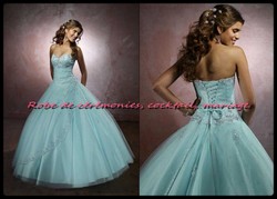 Robe de princesse bleu turquoise ornée de strass VENDU avec jupon adapté.