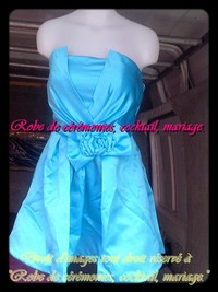 Robe de cocktail turquoise avec petit noeud floral