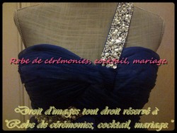 Robe de cocktail bleu asymétrique bretelle ornée de strass.