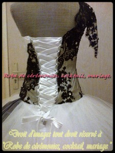 Robe de mariée blanc et noir asymétrique VENDU avec jupon adpaté.