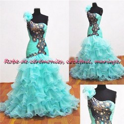Robe de soirée CS turquoise asymétrique motif paon VENDU avec jupon adapté.