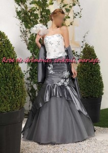 Robe de mariée NV blanche et grise VENDU avec étole et jupon adapté.