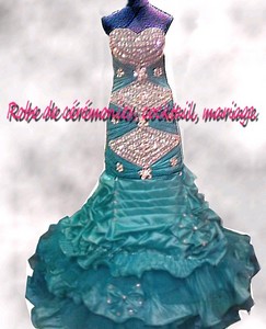 Robe de princesse NVP vert ornée de strass VENDU avec jupon adapté.