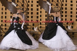 Robe de mariée Noir et blanc avec traîne et laçage VENDU avec jupon adapté